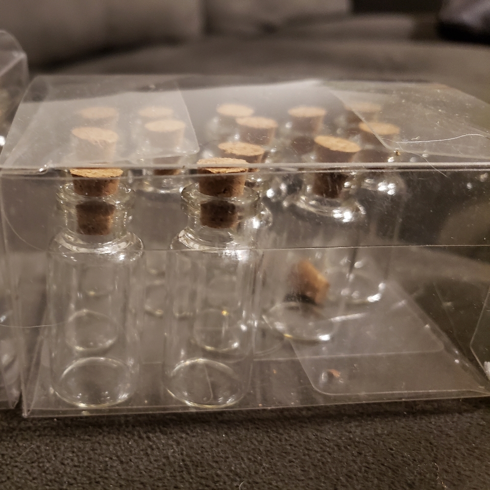 Small cork topped glass jars with extras - Picture 4 of 7